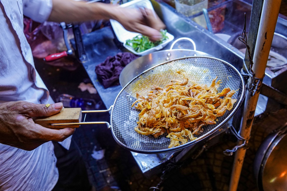 Lão gù ở nhà thờ Đức Bà với gánh hàng rong nuôi cả gia đình - 3 Lão gù ở nhà thờ Đức Bà với gánh hàng rong nuôi cả gia đình - 3