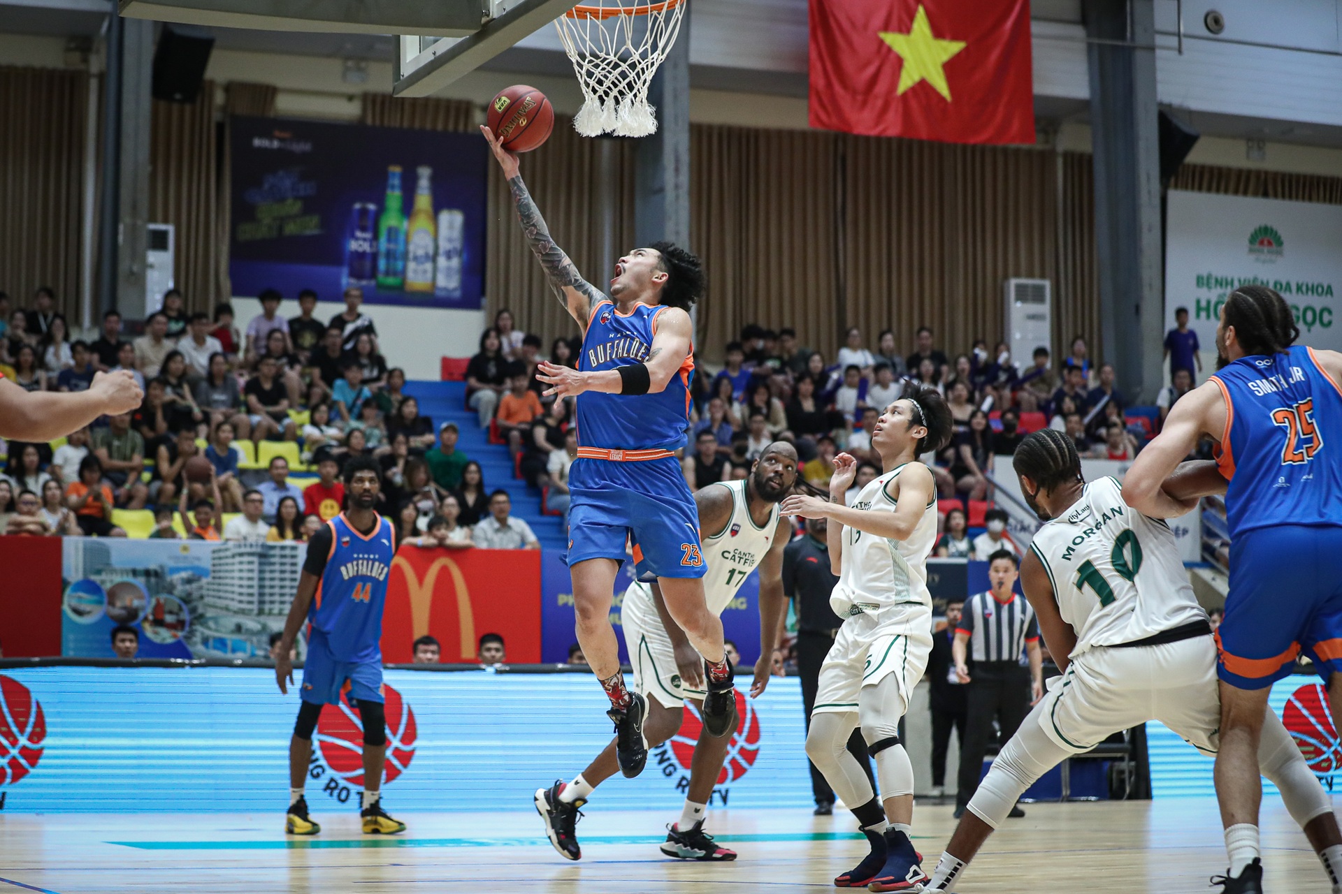 Ngôi sao tuyển Việt Nam tỏa sáng, Hanoi Buffaloes có chiến thắng ngược dòng - 11 Ngôi sao tuyển Việt Nam tỏa sáng, Hanoi Buffaloes có chiến thắng ngược dòng - 11