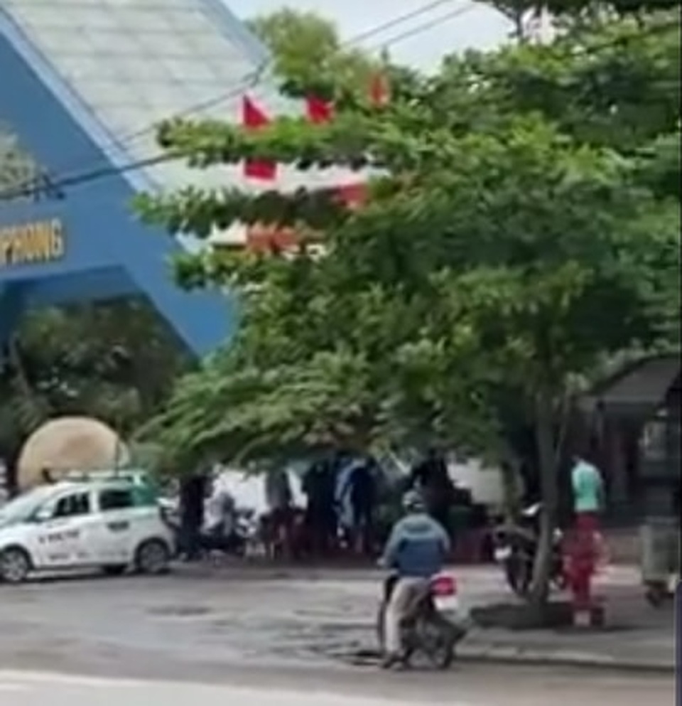Hỗn chiến trước cổng Đại học Hải Phòng, công an nổ súng trấn áp - 1 Hỗn chiến trước cổng Đại học Hải Phòng, công an nổ súng trấn áp - 1