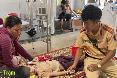 CSGT dùng xe chuyên dụng đưa bé gái bị sốt cao đi cấp cứu kịp thời