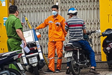 Hai người bị điện giật tử vong trên mái tôn tiệm sửa xe ở TPHCM