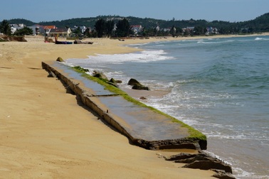 Dừng khắc phục kè biển gần 80 tỷ đồng bị sóng đánh sập