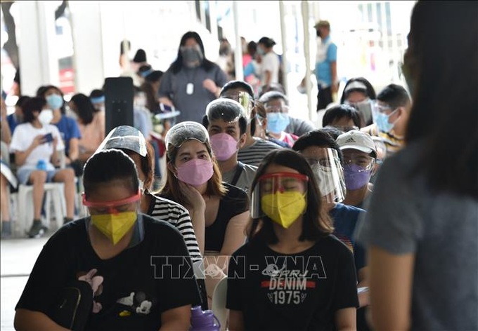 Người dân chờ tiêm vaccine ngừa COVID-19 tại Marikina, ngoại ô Manila, Philippines. Ảnh minh họa: AFP/TTXVN