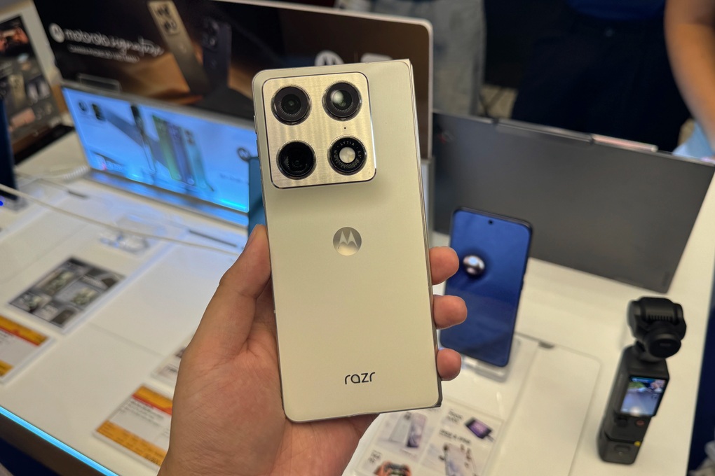 Motorola razr fold về Việt Nam, giá 50 triệu đồng - 2 Motorola razr fold về Việt Nam, giá 50 triệu đồng - 2
