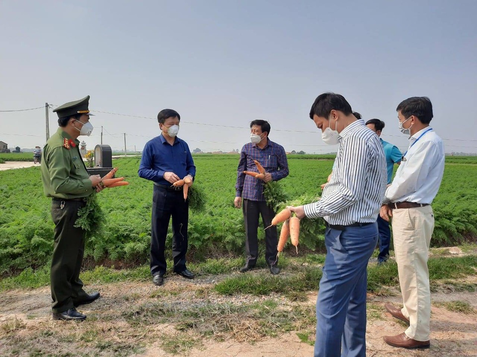 Tấm thẻ ra đồng mùa Covid và nỗi lo mùa vụ cho nông dân - 1 Tấm thẻ ra đồng mùa Covid và nỗi lo mùa vụ cho nông dân - 1