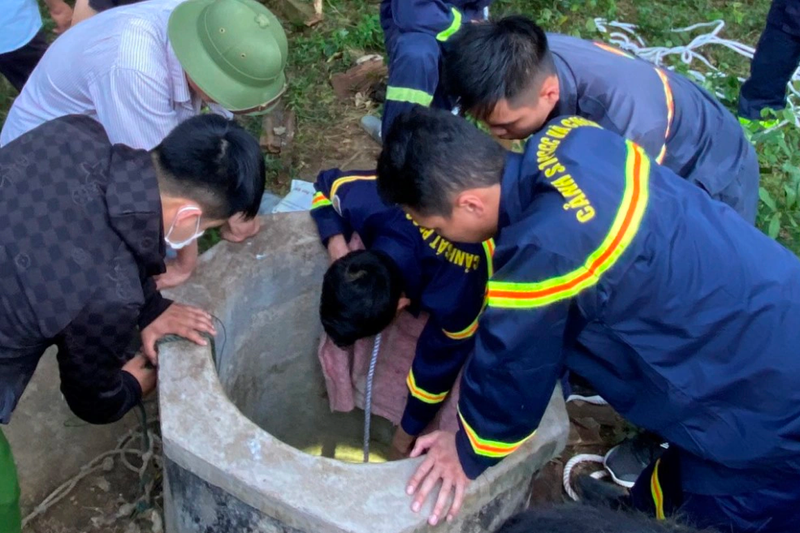 Giải cứu người đàn ông mắc kẹt dưới giếng - 3 Giải cứu người đàn ông mắc kẹt dưới giếng - 3