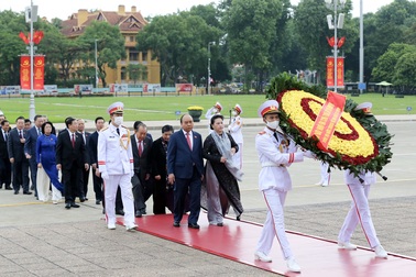 Đại biểu Quốc hội vào Lăng viếng Chủ tịch Hồ Chí Minh