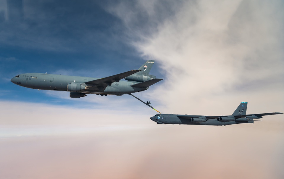 Mỹ tung video pháo đài bay B-52 áp sát Iran - 3 Mỹ tung video pháo đài bay B-52 áp sát Iran - 3
