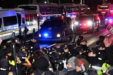 Tổng thống Hàn Quốc trở lại trại giam sau 5 giờ ra tòa