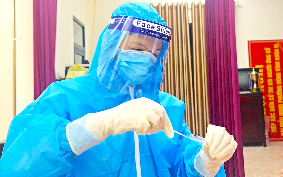 Xuyên đêm test nhanh sàng lọc Covid-19 cho người dân TP Vinh - 4 Xuyên đêm test nhanh sàng lọc Covid-19 cho người dân TP Vinh - 4