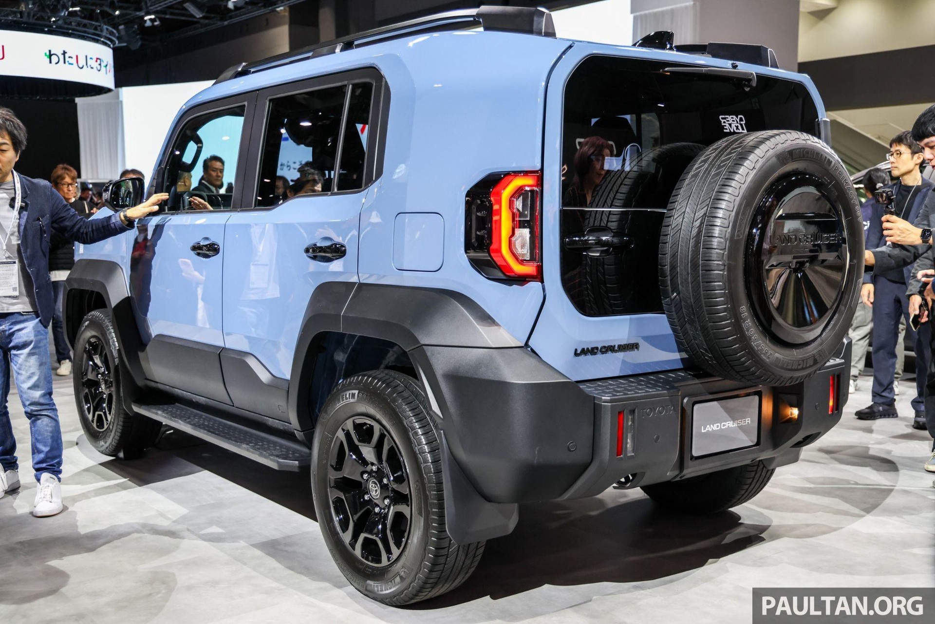 Cận cảnh Toyota Land Cruiser FJ: Off-road “thần sầu”, sẽ bán ở Việt Nam - 6 Cận cảnh Toyota Land Cruiser FJ: Off-road “thần sầu”, sẽ bán ở Việt Nam - 6