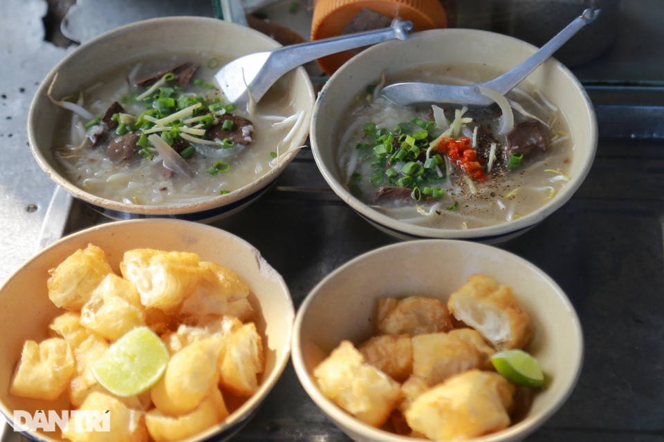 Quán cháo huyết 5000 đồng làm ấm lòng lao động nghèo - 3 Quán cháo huyết 5000 đồng làm ấm lòng lao động nghèo - 3