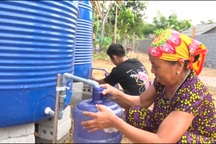 Lập điểm cấp nước sạch miễn phí cho người dân vùng hạn hán, xâm nhập mặn