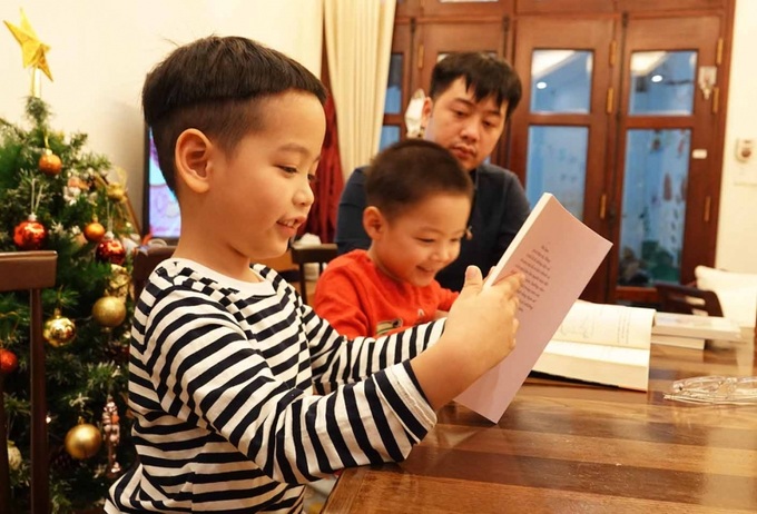 Cha mẹ luôn đồng hành, con sẽ tự tin vững bước. Ảnh: XQ
