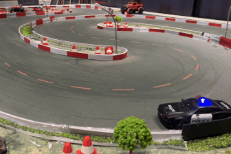 TPHCM: Khách đua xe mô hình, lái máy xúc khi uống cà phê gây sốt