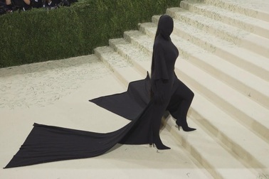 Kim Kardashian che kín mít trên thảm đỏ