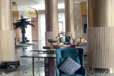 Cảnh tan tác bên trong sảnh lễ tân của khách sạn ở Bãi Cháy