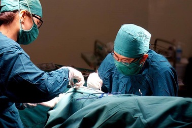 Nghịch que cá viên chiên, bé 7 tuổi thủng hậu môn