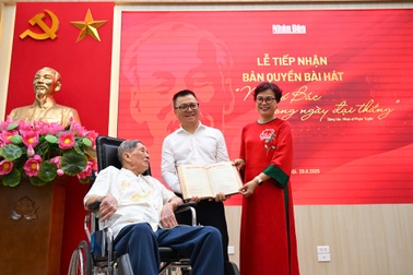 Nhạc sĩ Phạm Tuyên tặng “Như có Bác trong ngày đại thắng” cho Báo Nhân Dân
