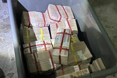 Người phụ nữ tìm thấy thùng tiền ở bãi rác, chủ nhân bất ngờ lộ diện