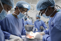 Lá gan của người đàn ông chết não cứu cháu bé 21 tháng tuổi