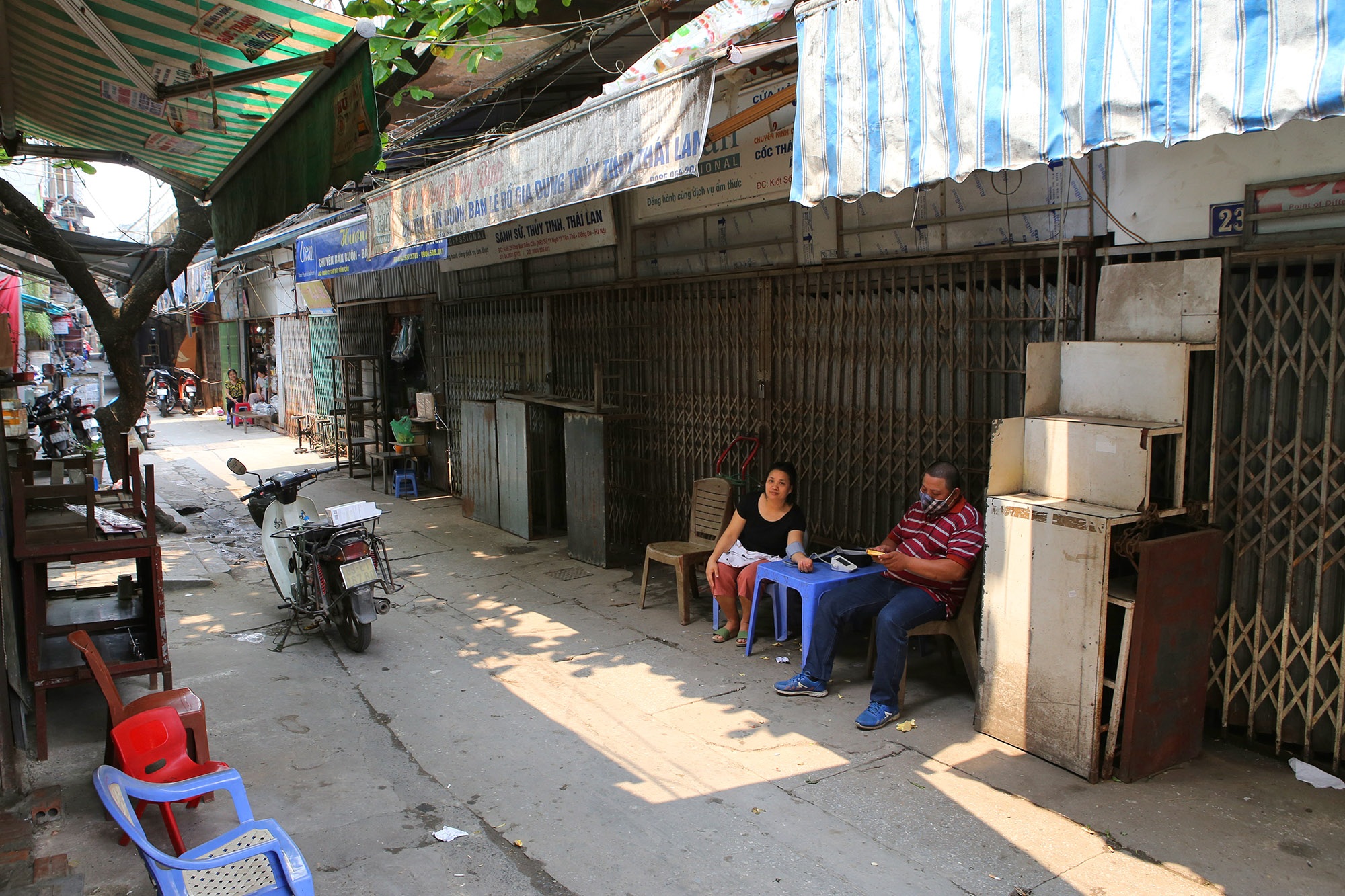 Phố vắng như Tết trong ngày đầu tạm dừng kinh doanh để phòng dịch Covid-19 - 3 Phố vắng như Tết trong ngày đầu tạm dừng kinh doanh để phòng dịch Covid-19 - 3