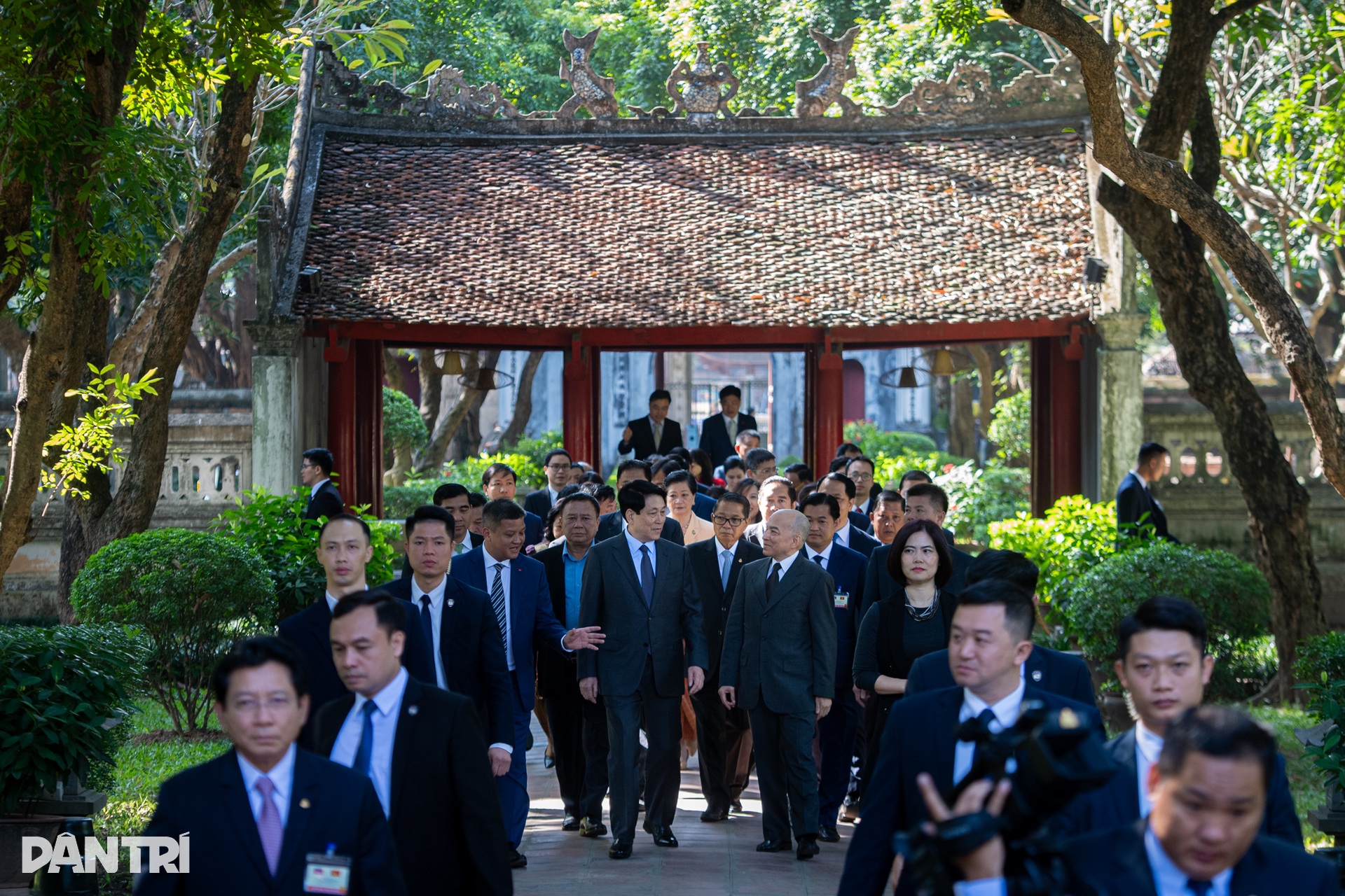 Chủ tịch nước Lương Cường và Quốc vương Campuchia thưởng trà ở Văn Miếu - 1 Chủ tịch nước Lương Cường và Quốc vương Campuchia thưởng trà ở Văn Miếu - 1