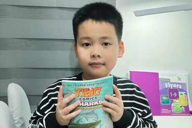 Cậu bé 6 tuổi đạt 14/15 khiên chứng chỉ Flyers, chỉ tự học ở nhà