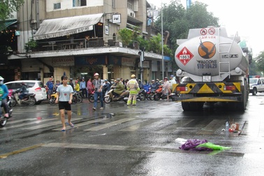 Xe bồn cán chết nữ sinh viên giữa trung tâm TP