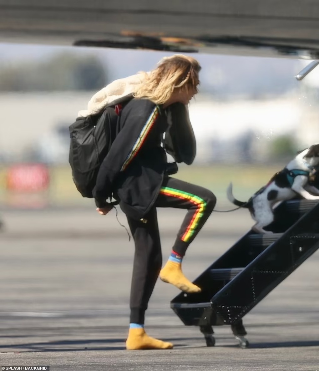 Siêu mẫu quốc tế Cara Delevingne gây lo lắng vì đi chân đất và hành xử lạ - 4 Siêu mẫu quốc tế Cara Delevingne gây lo lắng vì đi chân đất và hành xử lạ - 4