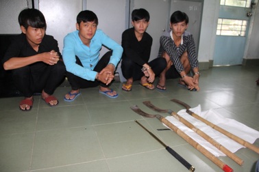 7 thanh niên vây chém 1 người