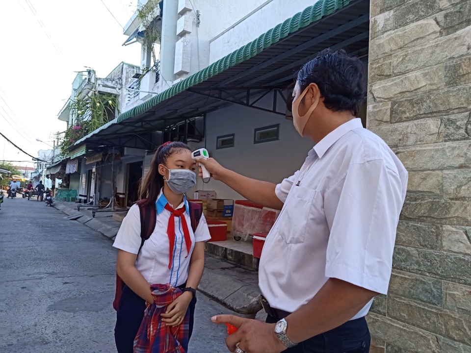 Học sinh háo hức đến sớm học buổi đầu tiên sau kỳ nghỉ dài vì Covid-19 - 1 Học sinh háo hức đến sớm học buổi đầu tiên sau kỳ nghỉ dài vì Covid-19 - 1