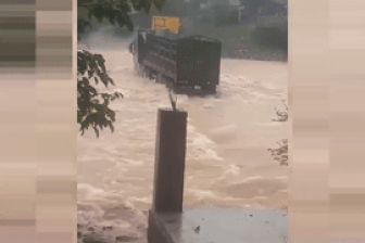 Tự ý mở rào đi qua vùng ngập sâu, tài xế và xe tải bị nước lũ cuốn trôi