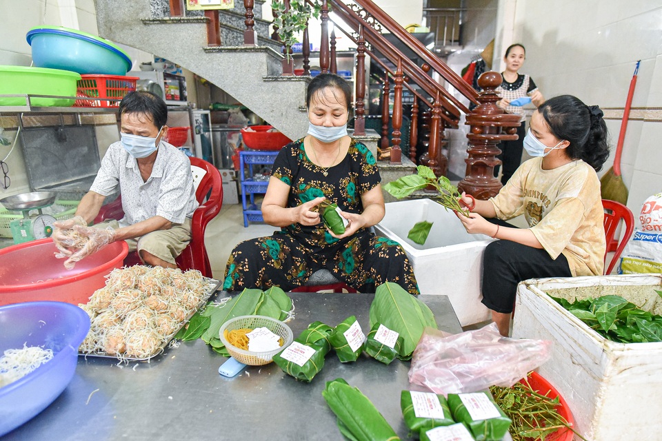 Gia đình 3 thập kỉ làm nem nắm: Băm thái từ 3h đêm, hết 500 - 700 gói/ngày - 12 Gia đình 3 thập kỉ làm nem nắm: Băm thái từ 3h đêm, hết 500 - 700 gói/ngày - 12