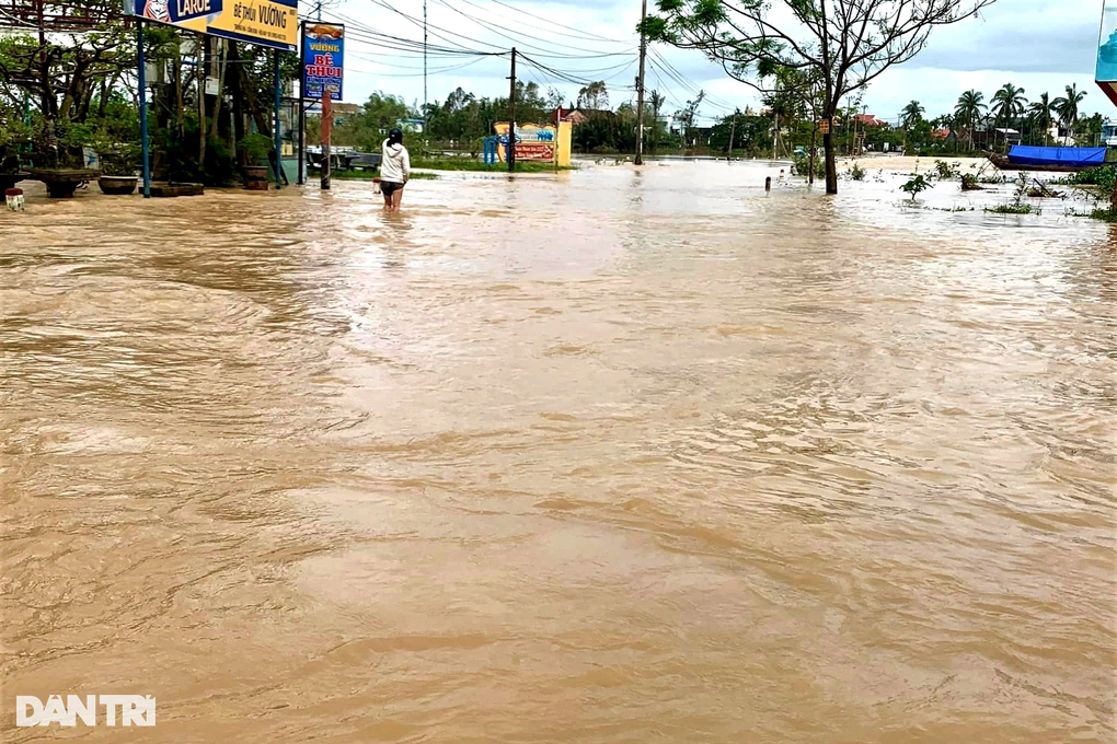 3 ngày lũ liên tiếp, du khách thích thú, người dân Hội An kiệt sức - 10 3 ngày lũ liên tiếp, du khách thích thú, người dân Hội An kiệt sức - 10