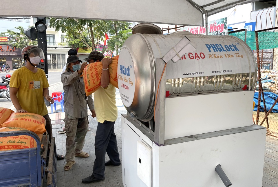 Cây ATM gạo phục vụ miễn phí hàng nghìn hộ dân trong khu vực cách ly - 2 Cây ATM gạo phục vụ miễn phí hàng nghìn hộ dân trong khu vực cách ly - 2