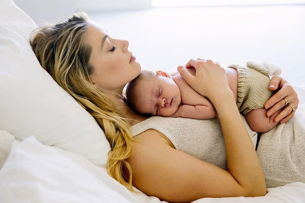 Nữ diễn viên Amber Heard gây tranh cãi vì động tác bế con - 3 Nữ diễn viên Amber Heard gây tranh cãi vì động tác bế con - 3