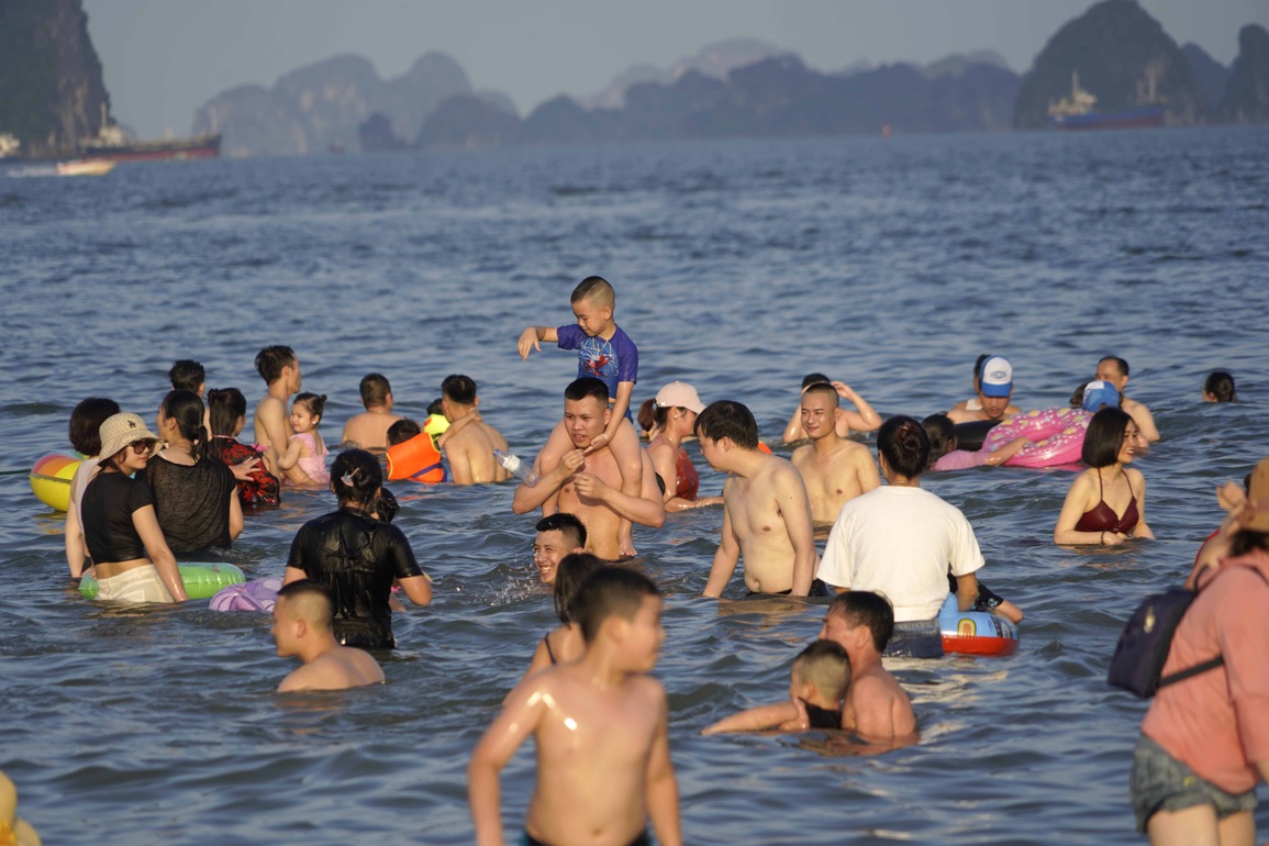 Nghìn người đổ về biển Quảng Ninh giải nhiệt nắng nóng - 4 Nghìn người đổ về biển Quảng Ninh giải nhiệt nắng nóng - 4