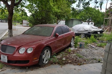 Xót xa nhìn siêu xe tiền tỷ Bentley bị "bỏ rơi" ở vỉa hè Hải Phòng