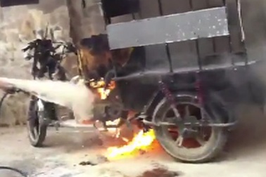 Hà Nội: Đến lượt xe 3 bánh bốc cháy đùng đùng