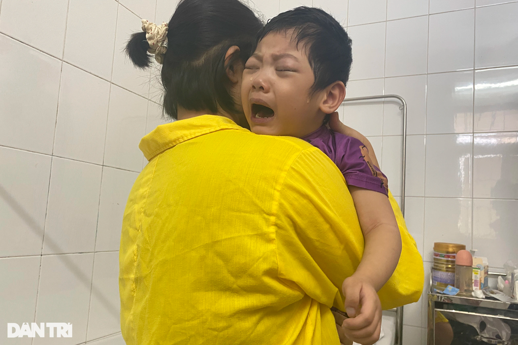 Xót xa tiếng khóc xé lòng của bé gái 4 tuổi bị bệnh tim và bại não hành hạ - 5 Xót xa tiếng khóc xé lòng của bé gái 4 tuổi bị bệnh tim và bại não hành hạ - 5