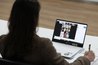 Sinh viên phát hiện “bí mật đáng sợ” của giảng viên nhờ học trực tuyến