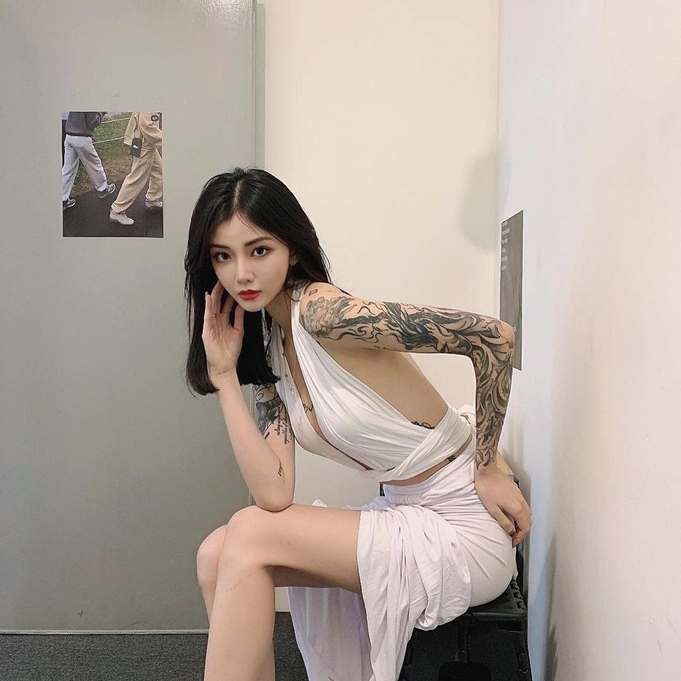 Mê mẩn vóc dáng bốc lửa của hot girl xăm trổ Trung Quốc - 4