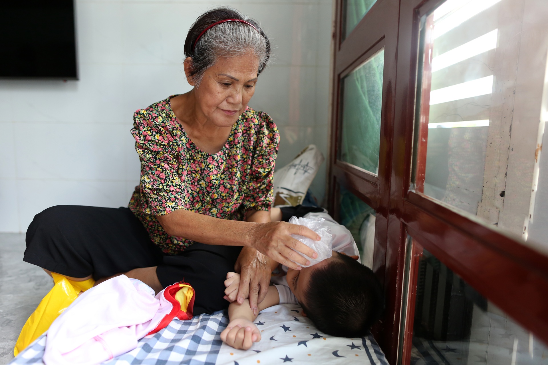 Bông hồng trắng, nén nhang và bình tro cốt mẹ của 3 đứa trẻ mồ côi - 5 Bông hồng trắng, nén nhang và bình tro cốt mẹ của 3 đứa trẻ mồ côi - 5