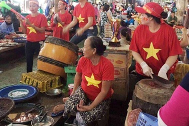 Tiểu thương ôm cúp chiến thắng, gõ trống "tung chợ" cổ vũ đội tuyển Việt Nam