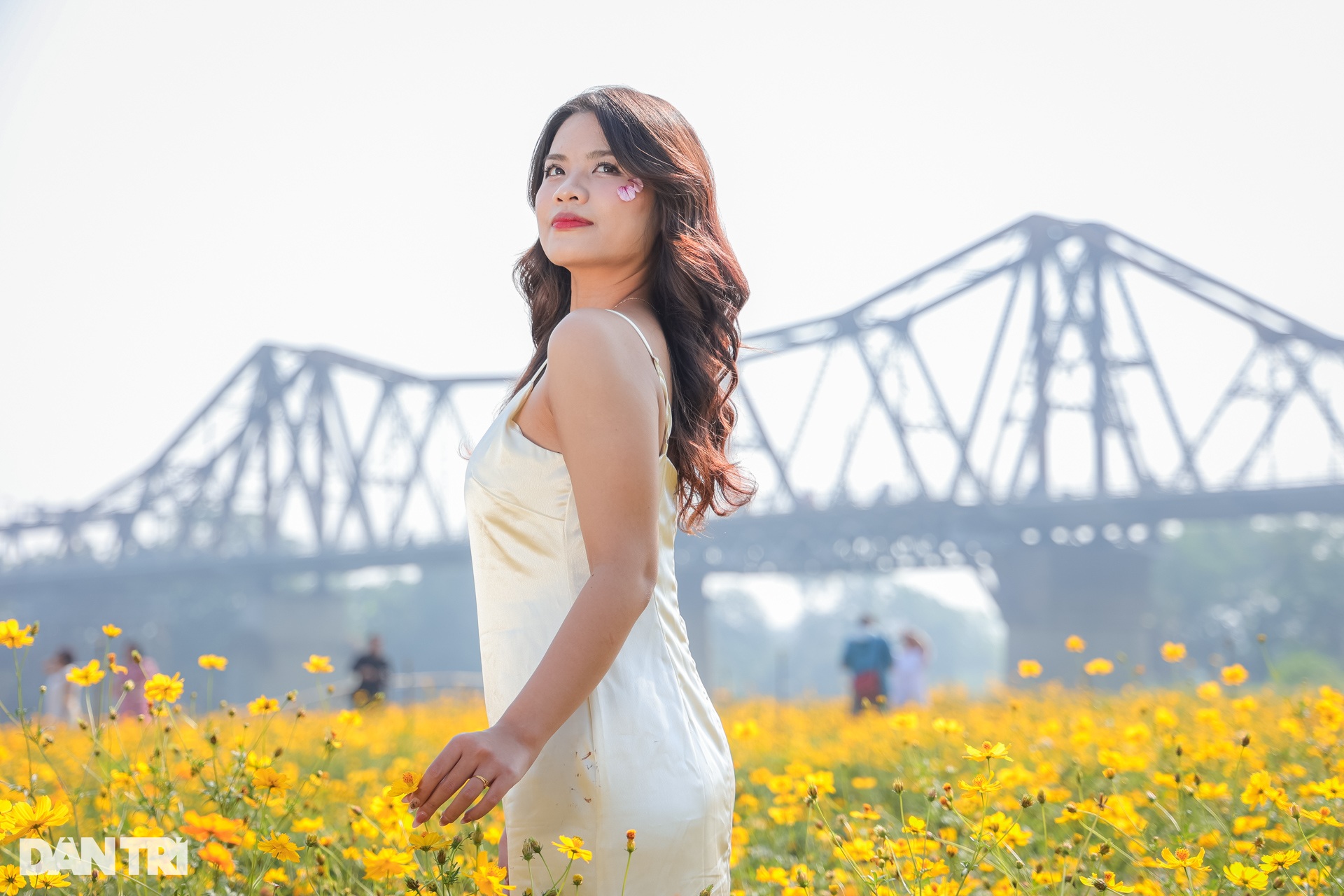 Dậy từ 3h, vượt 30km chụp ảnh sống ảo ở vườn hoa cúc chân cầu Long Biên - 3 Dậy từ 3h, vượt 30km chụp ảnh sống ảo ở vườn hoa cúc chân cầu Long Biên - 3