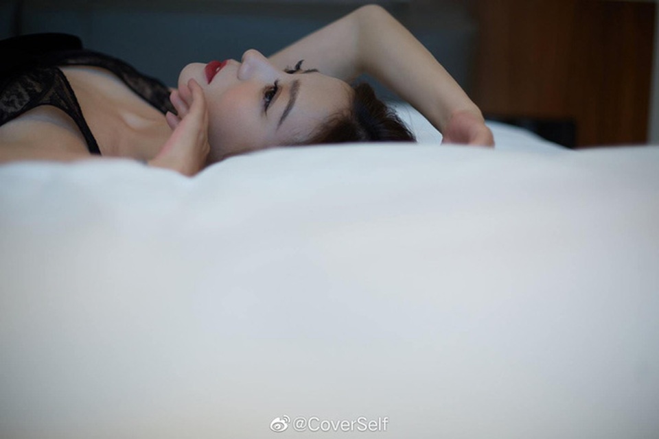 “Én nhỏ” Triệu Vy khoe dáng hao gầy khi diện váy hai dây - 5 “Én nhỏ” Triệu Vy khoe dáng hao gầy khi diện váy hai dây - 5