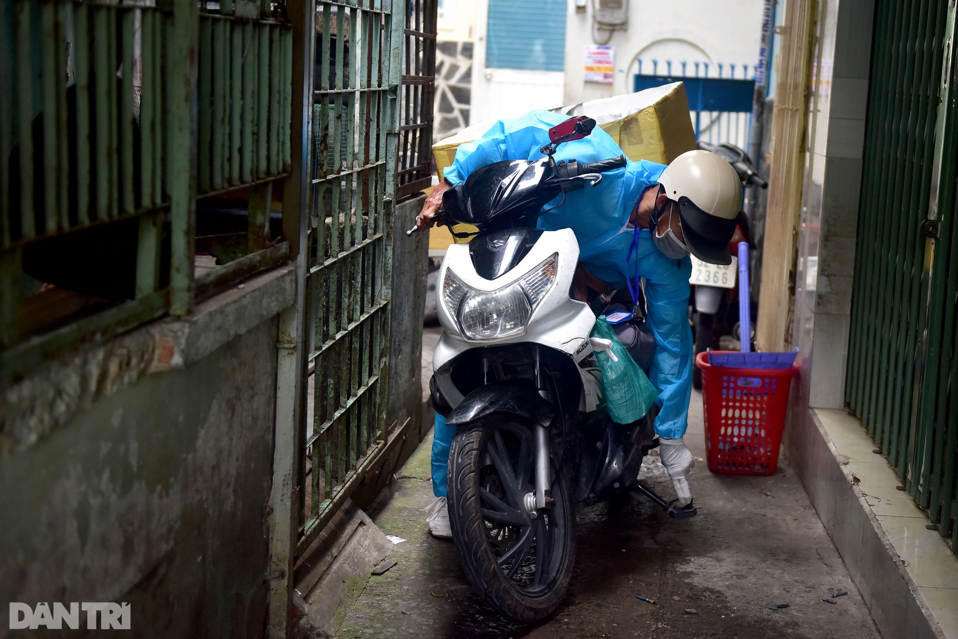 Võ sư một chân chạy xe 60 km mỗi ngày phát cơm cho người khó khăn ở Sài Gòn - 3 Võ sư một chân chạy xe 60 km mỗi ngày phát cơm cho người khó khăn ở Sài Gòn - 3