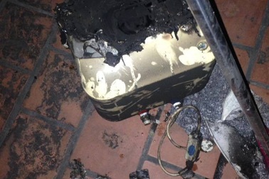 Hãi hùng video bình nóng lạnh phát nổ cháy đen trong nhà tắm