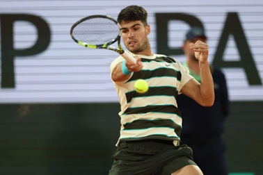 Alcaraz thăng hoa rực rỡ, tiến vào bán kết Roland Garros
